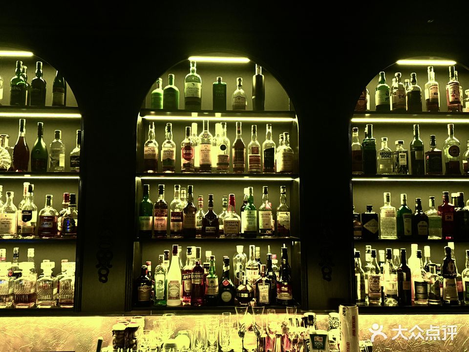 芳楼酒吧(中央大街店)