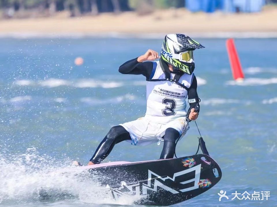 日月湾Ewave动力冲浪俱乐部