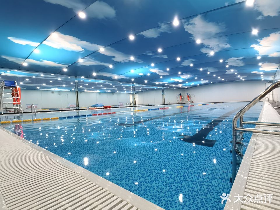 鲸英恒温游泳馆