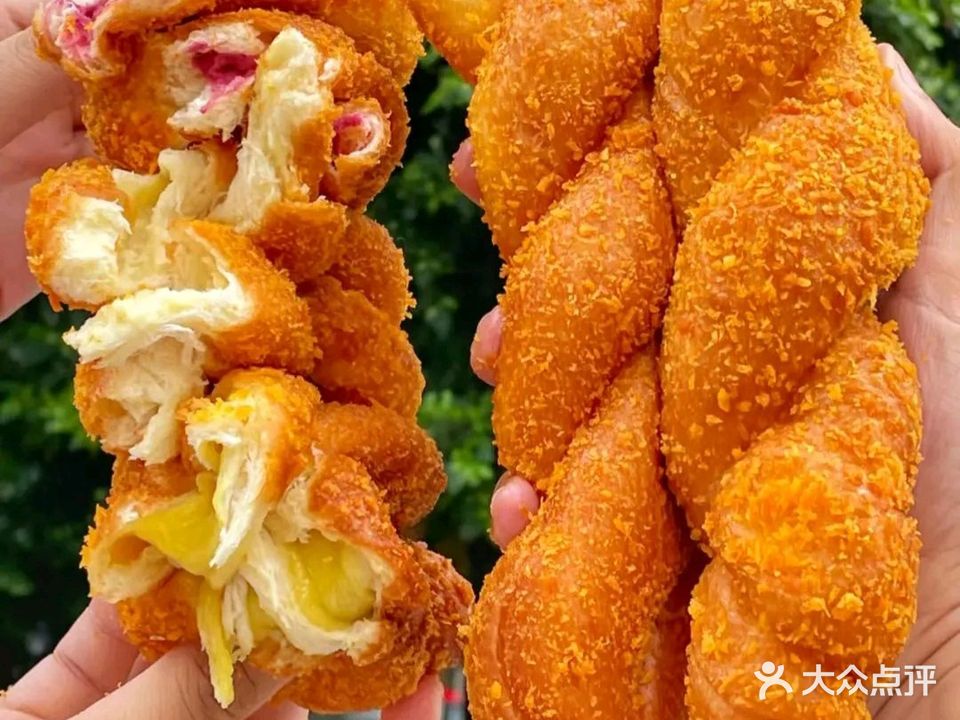 酸奶榴莲大麻花小吃