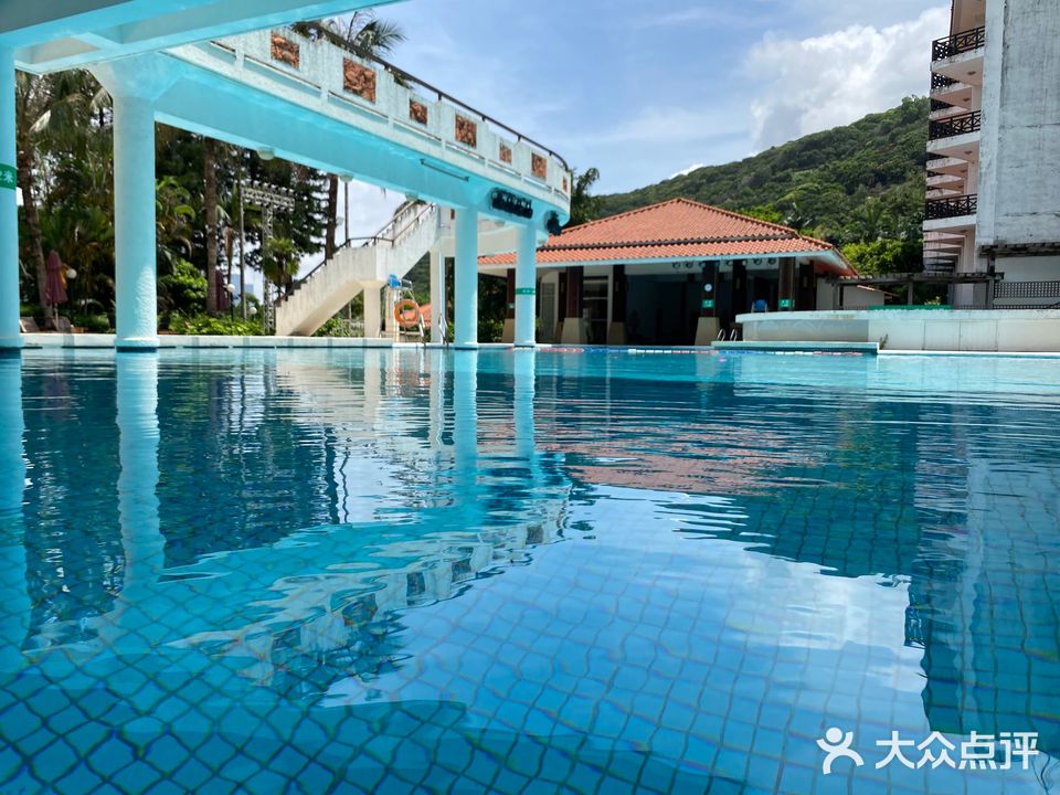 青青世界酒店游泳池