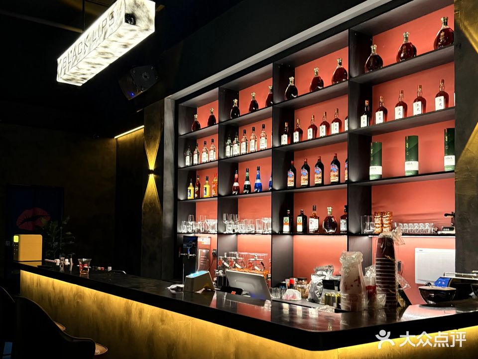 Black Lips小黑唇·日咖夜酒(茂名茂南店)