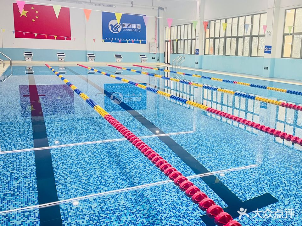 星月彩虹室内恒温游泳馆