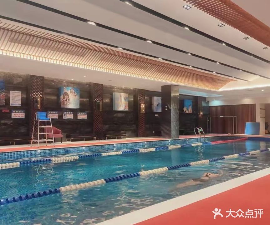 飞洋花语湖恒温游泳馆