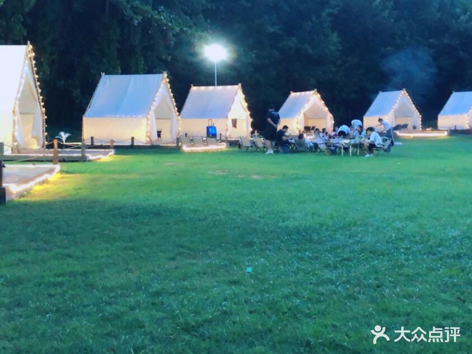 半岭泳池露营烧烤吧