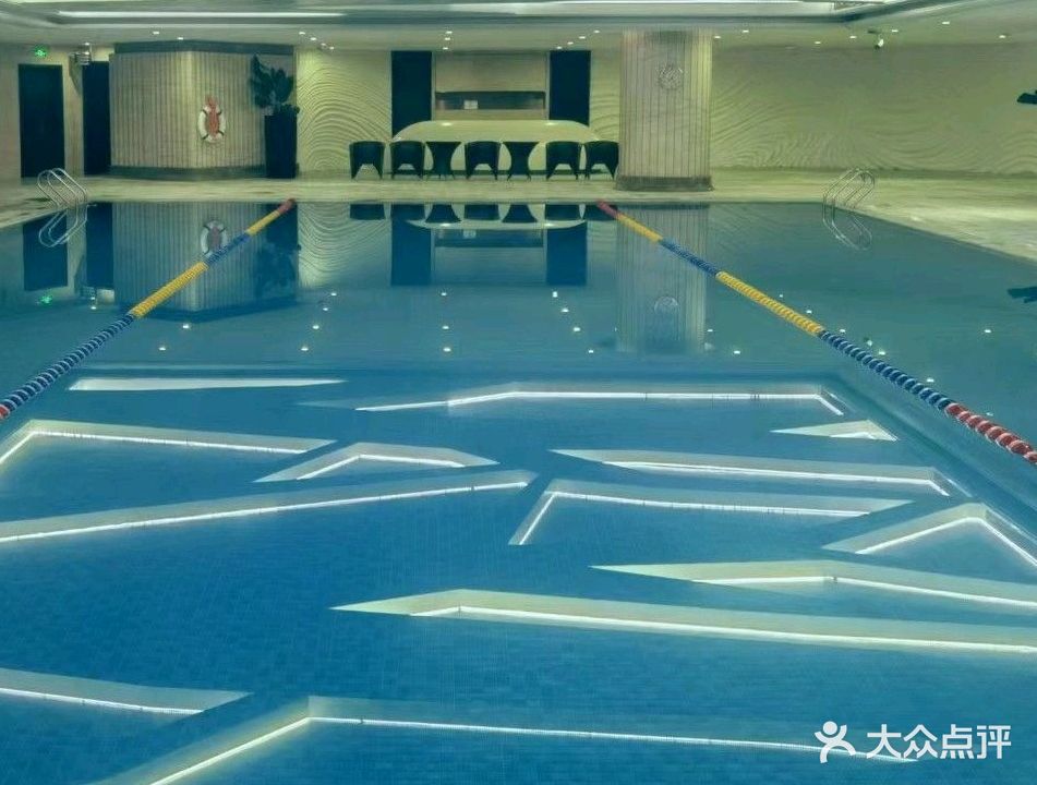 信华建国酒店游泳健身中心