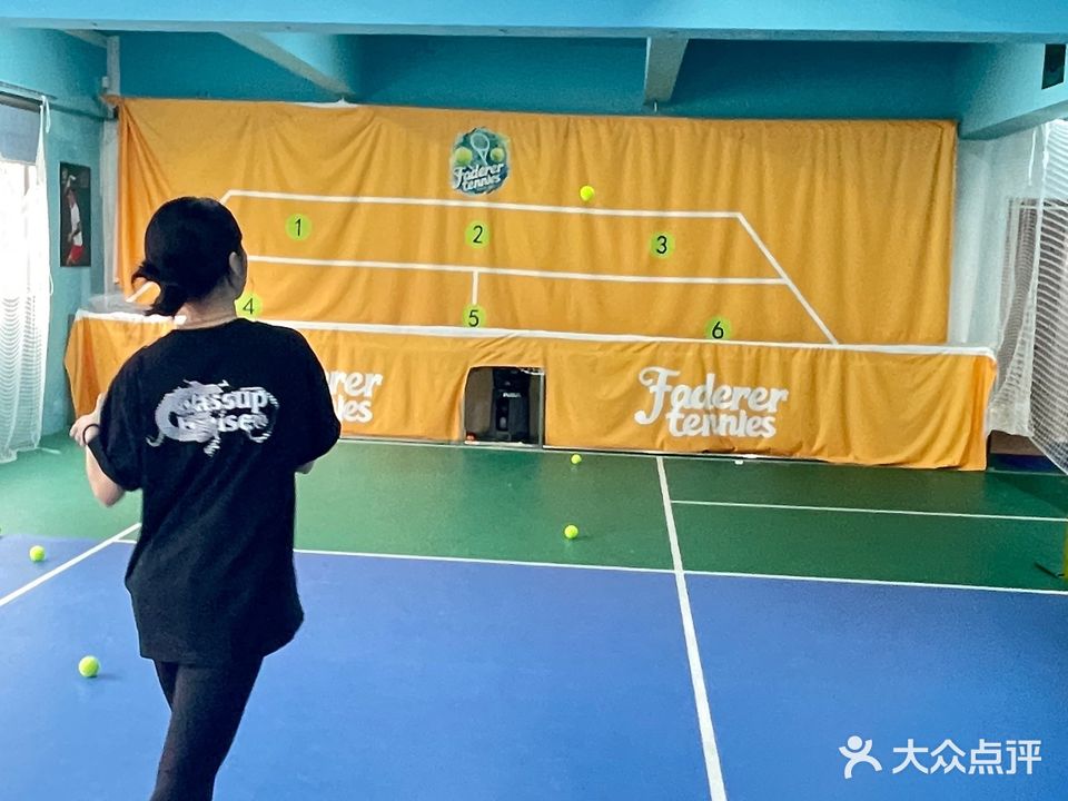 费德勒网球练习室