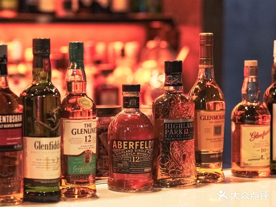 吾酉咖啡酒吧carefree(滨江俊发广场店)