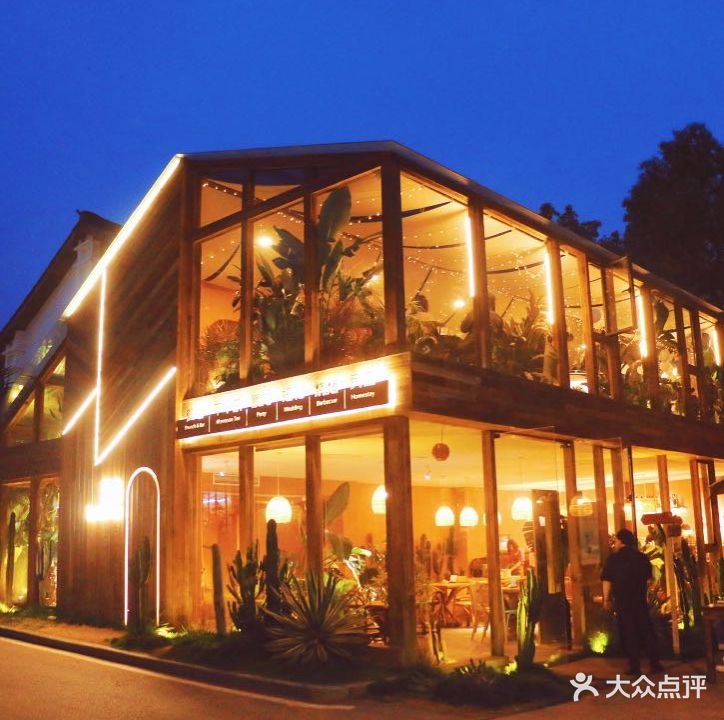 停在 La Bella特色汤锅下午茶·生日求婚团建餐厅