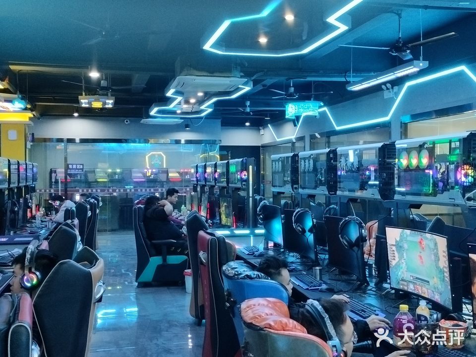 蓝天龙网咖(黎木岗综合市场店)