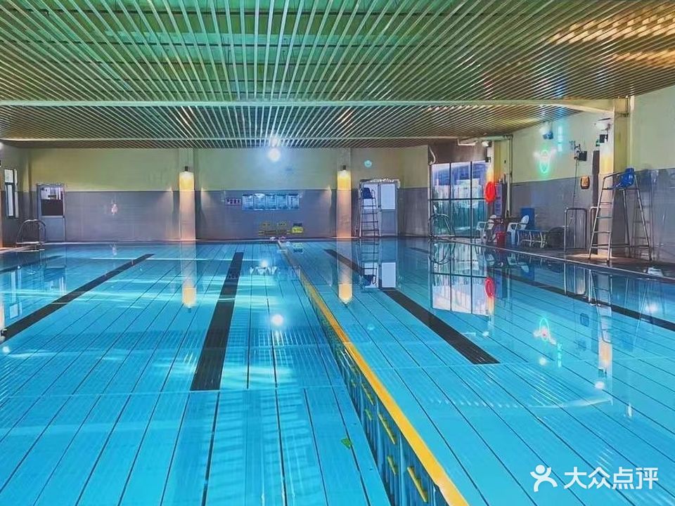 冠军游泳健身