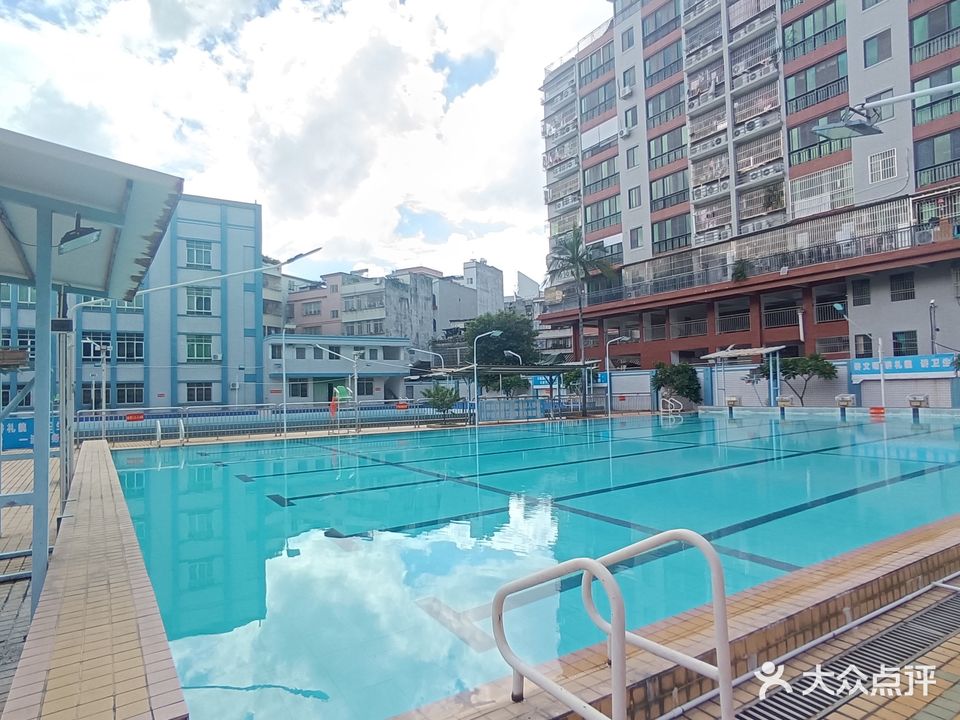 市游泳池