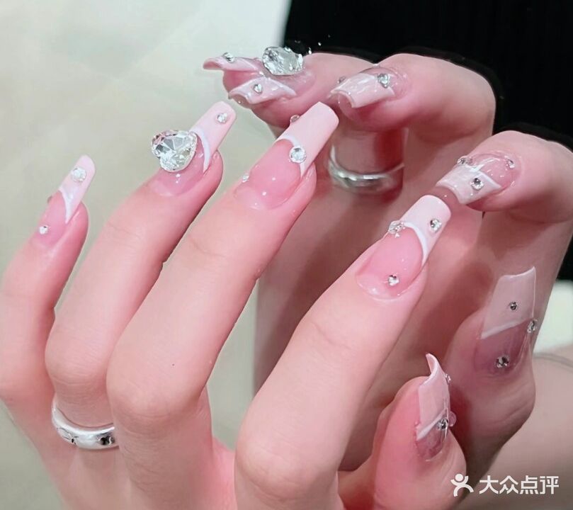 漂亮小媳妇美甲美睫