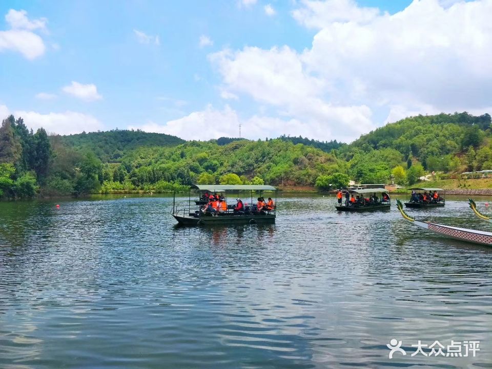 二龙湖民俗生态旅油度假区