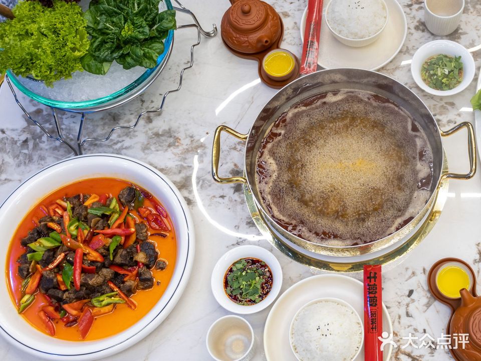 牛墩墩滚锅牛火锅店