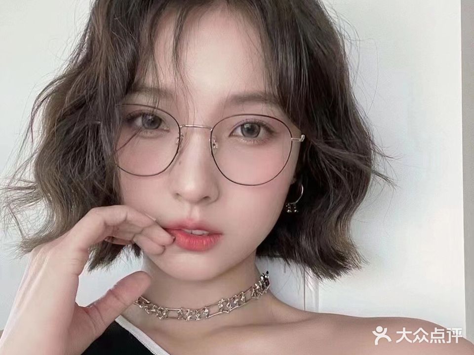 V8潮牌·卡尼丝(文创街店)