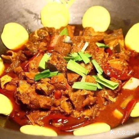 季季红东北铁锅炖菌汤牦牛火锅