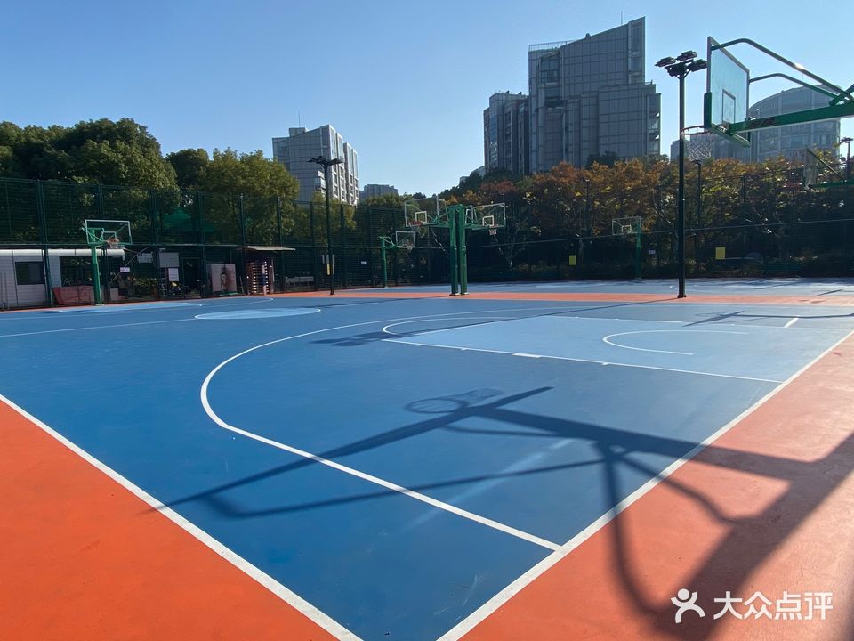 新江湾城政悦路生态篮球足球场