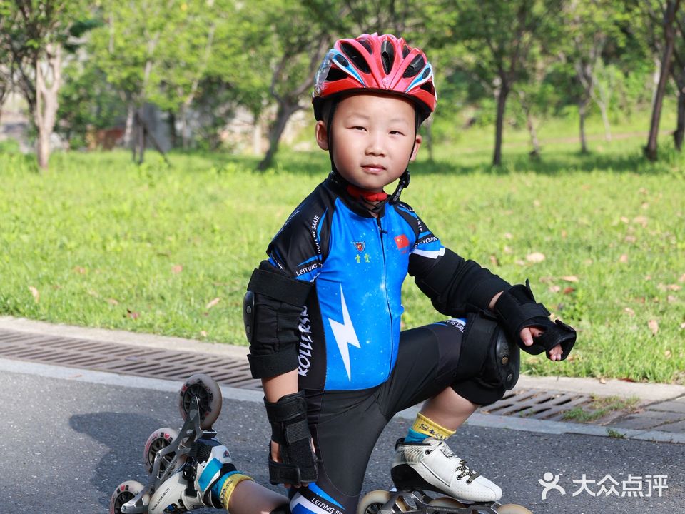 雷霆轮滑滑步车运动馆