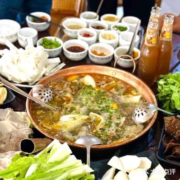 灶台碳火铜瓢牛肉(叠水河店)