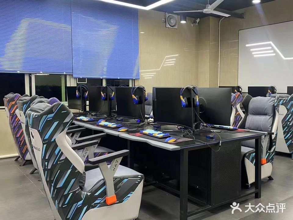 泥巴网吧(八二五大街店)