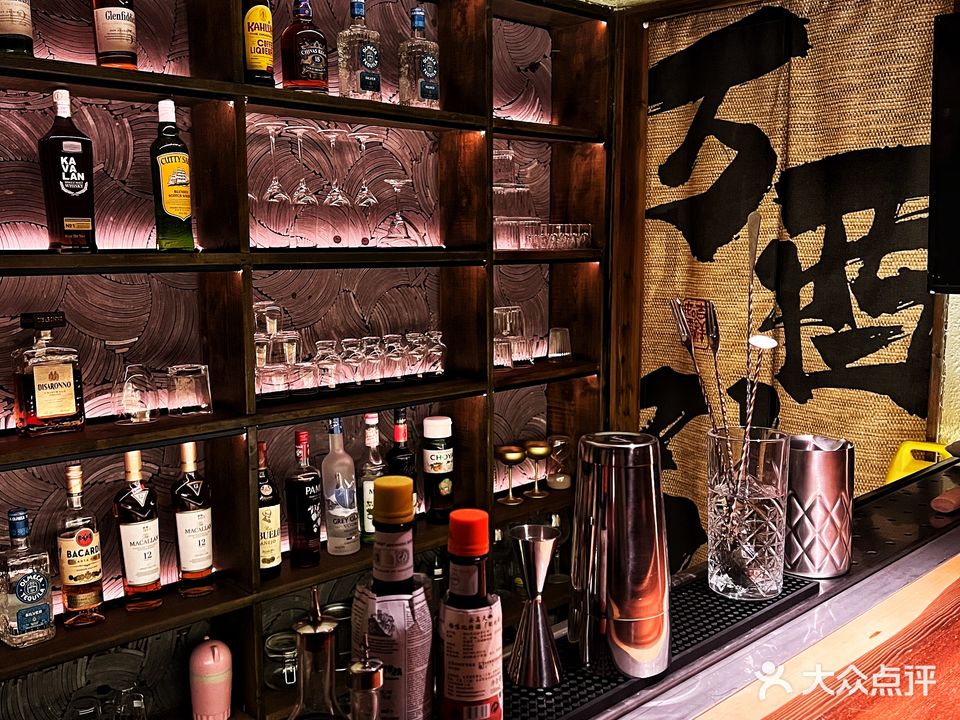 万酉引力Coffee&Whiskey Bar(儿童公园店)