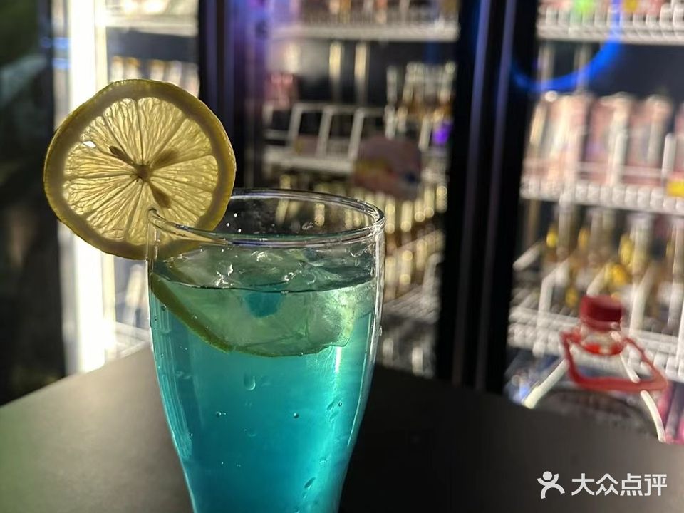 蒸汽波酒吧台球