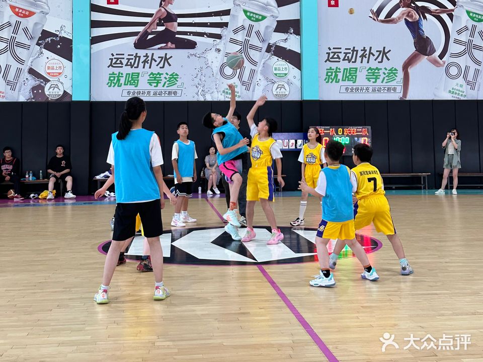 华士跃冠篮球馆