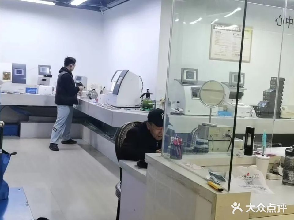 明亮眼镜(童卫路店)