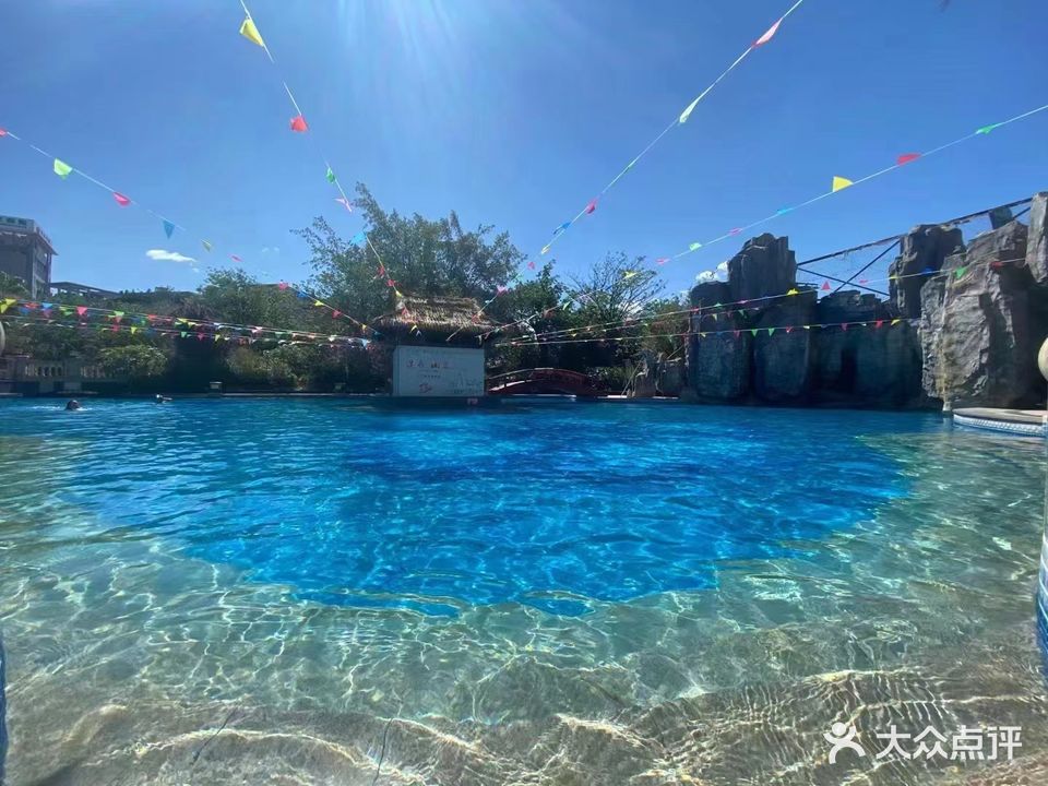 美丽阳光游泳池