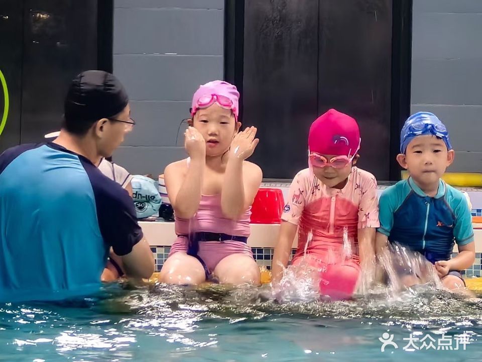 五只海豚少儿游泳中心