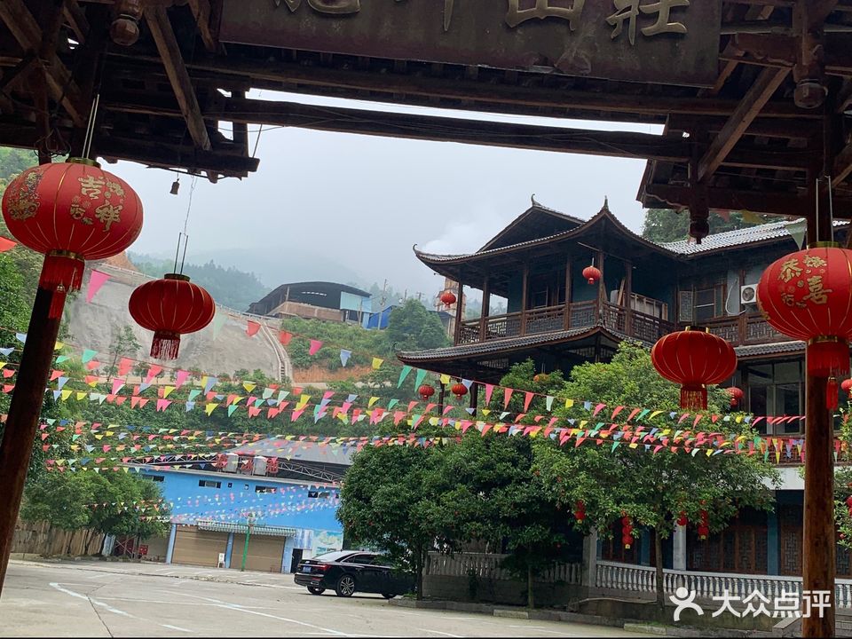 龙坪山庄恒温游泳水上乐园