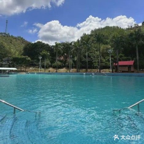 鸿源湖游泳池