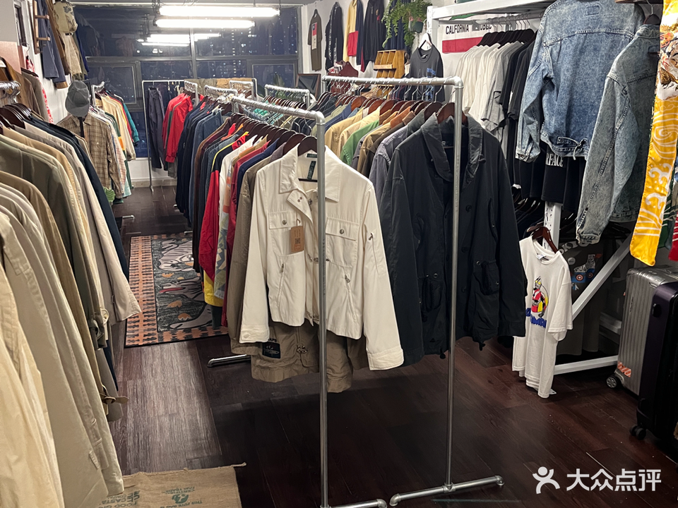 见水生财古着(雕塑家园店)