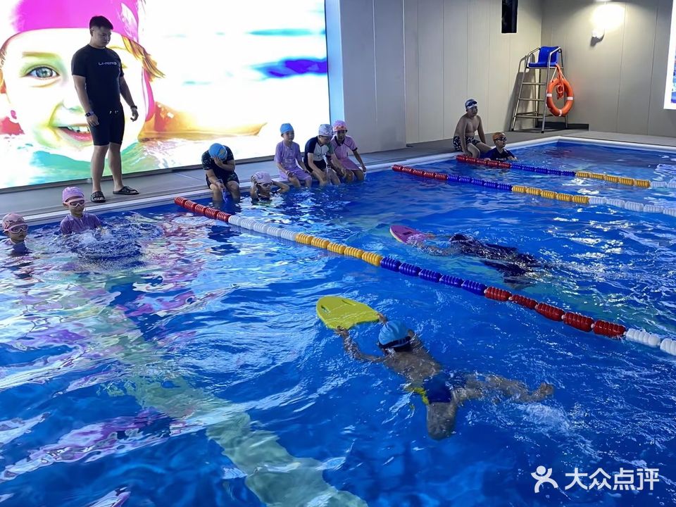 滨河实验学校青少年游泳运动中心
