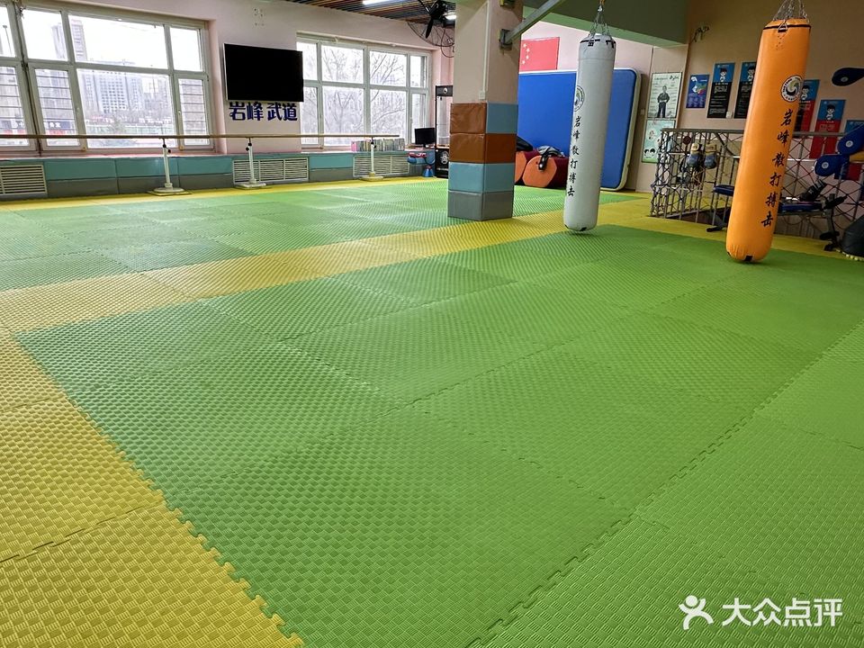 岩峰跆拳道星工场