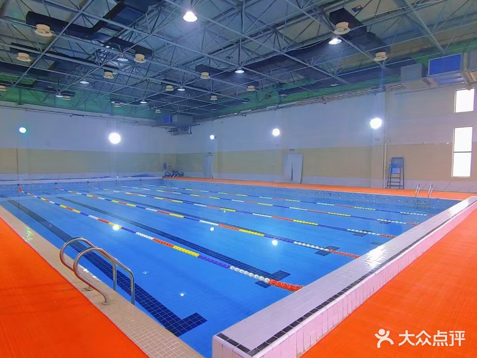 阳光在线小区游泳馆