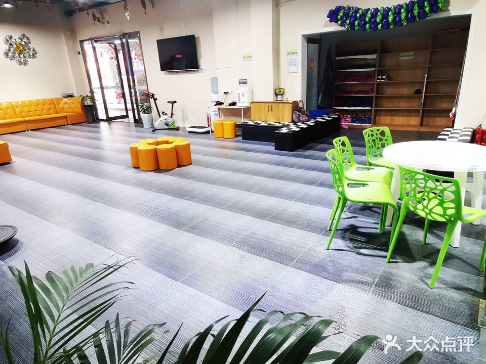 启泽游泳馆
