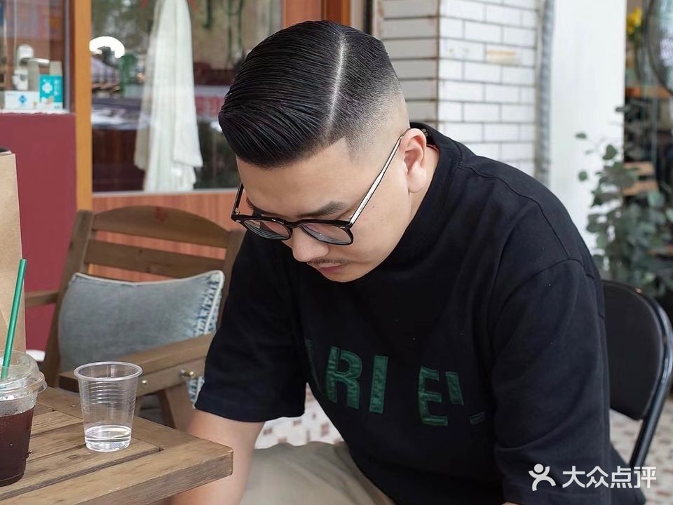 衣先生男士理发修面barbershop复古油头专业店(北四东路店)