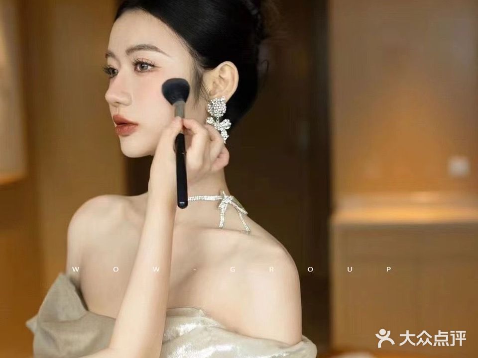 纯白婚纱化壮造型