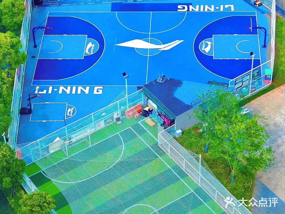 街头篮球运动公园