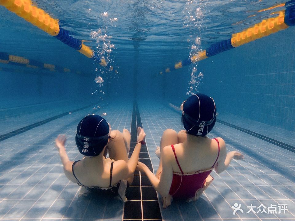 信盈广场恒温游泳馆