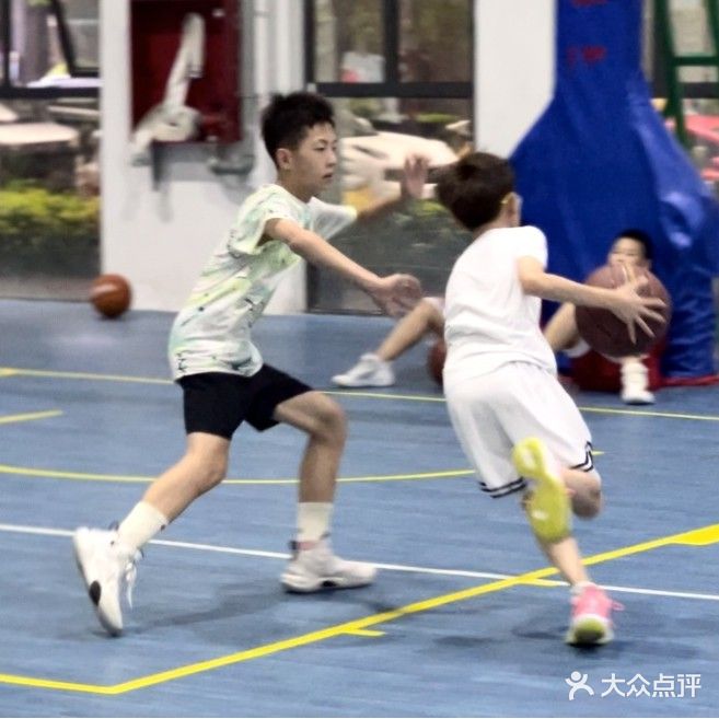极限体育羽毛球篮球空调馆