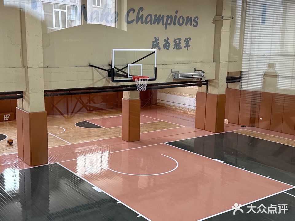 鸿风美式篮球训练馆