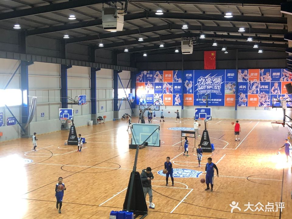 力奥狮篮球羽毛球馆