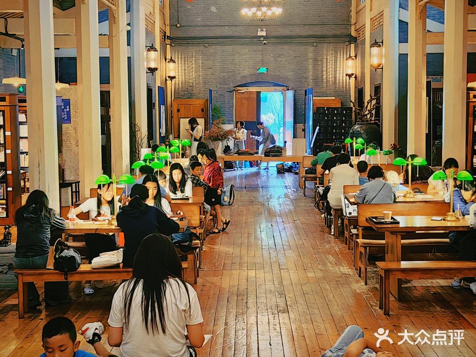 模范书局·诗空间(中华圣公会教堂店)