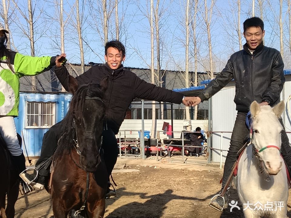 骑乐马场游乐园