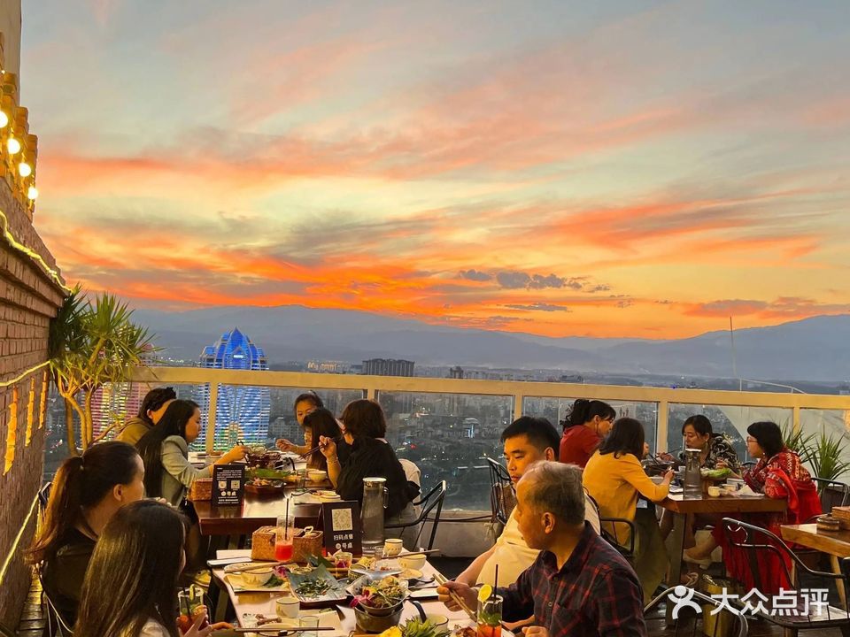 艾莎湾·空中江景日落泰式料理