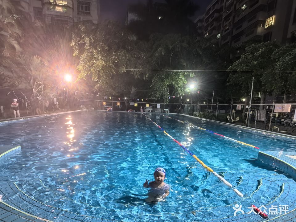 高登花苑游泳池