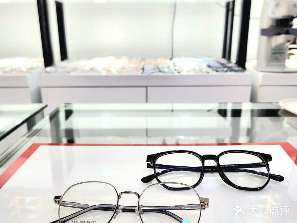 佳亮眼镜(青年路店)